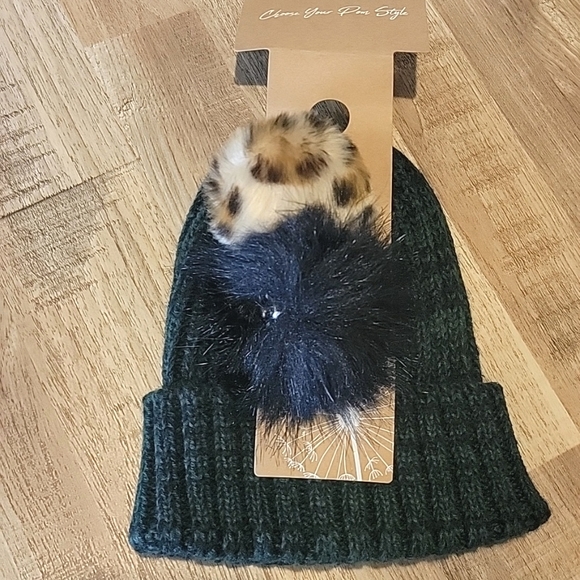 Other - 🍃 NWT Choose Your Pom Style beanie kids